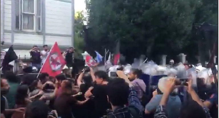 جانب من فض المظاهرة بإسطنبول