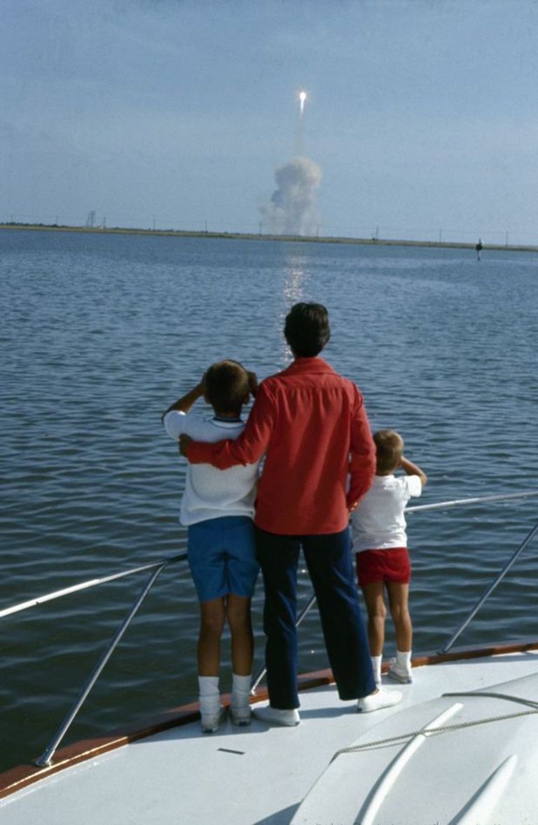 أرمسترونج مع نجليه ريك ومارك نجلا رائد الفضاء الأمريكي نيل أرمسترونج بجانب مقتنيات والدهما