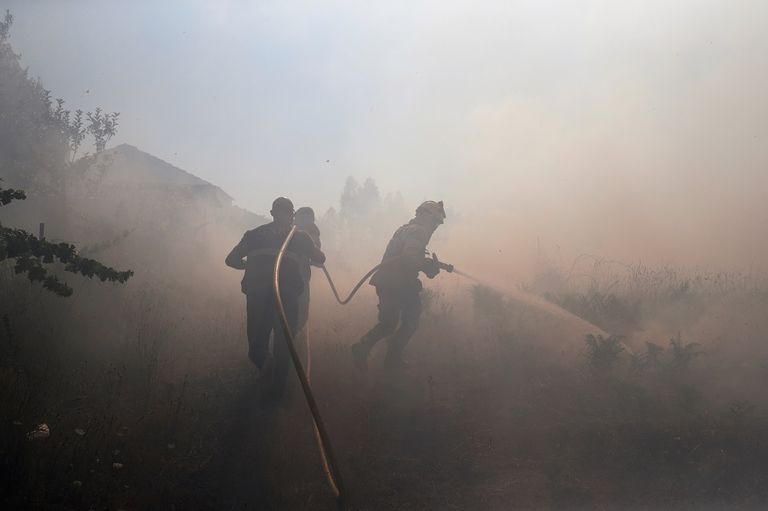 درجات الحرارة المرتفعة تسببت في تعقيد عملية مكافحة النيران