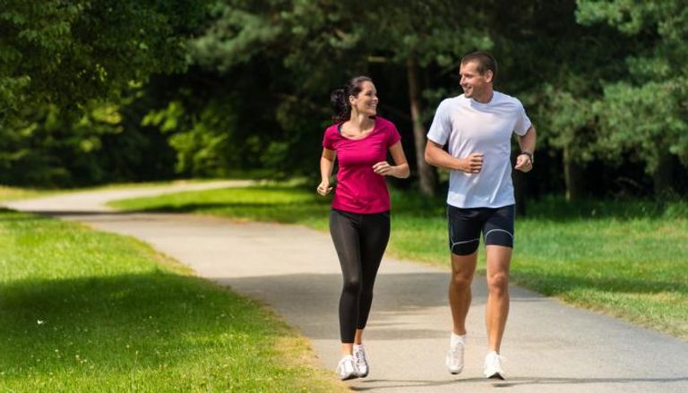 المشي لمدة نصف ساعة يوميا يحسن الصحة الجنسية وينشط الدورة الدموية