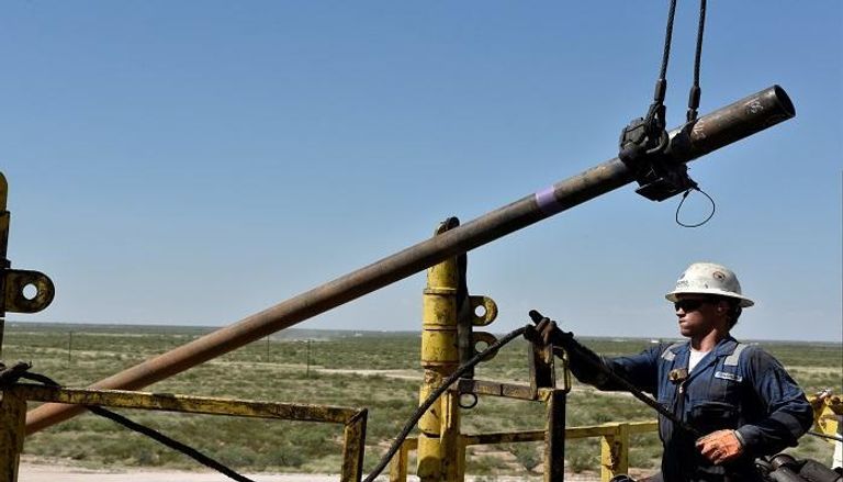 عامل حفر بمنصة نفطية بولاية تكساس الأمريكية - رويترز