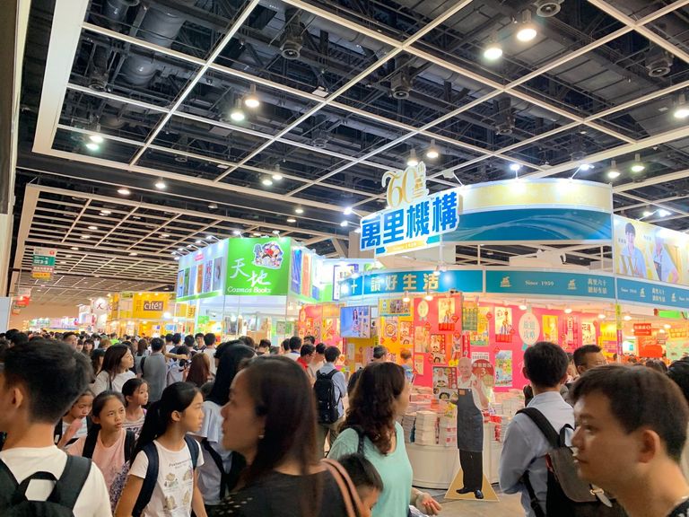 قنصل عام الإمارات في هونج كونج مع فريق جمعية الناشرين الإماراتيين