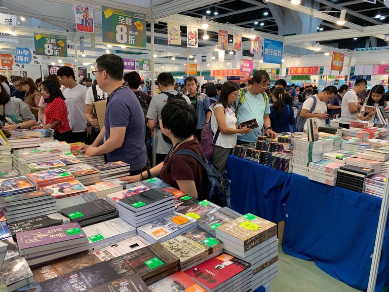 قنصل عام الإمارات في هونج كونج مع فريق جمعية الناشرين الإماراتيين