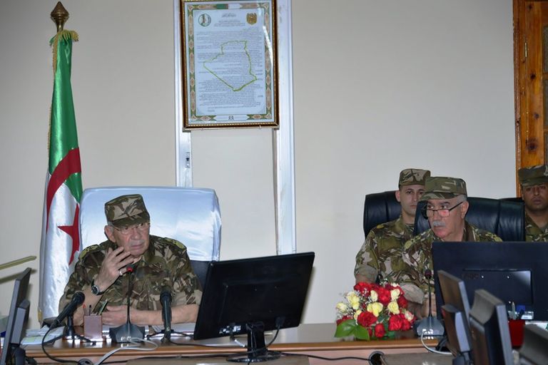 العقيد المقال شعيب سماحي مع قائد أركان الجيش الجزائري قادة الجيش الجزائري - أرشيفية
