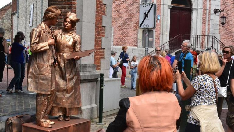 التماثيل الحية ملأت الشوارع في بلجيكا