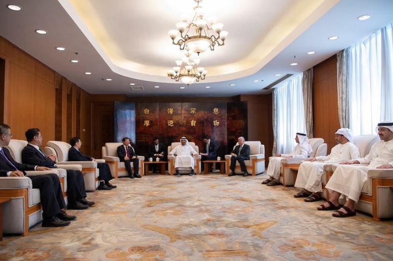 محمد بن زايد ينال "بروفيسور فخرية" من جامعة "تسينغهوا" الصينية