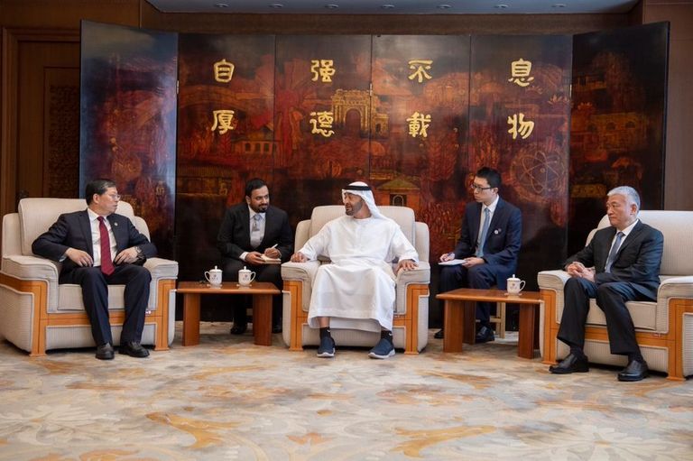 محمد بن زايد ينال "بروفيسور فخرية" من جامعة "تسينغهوا" الصينية