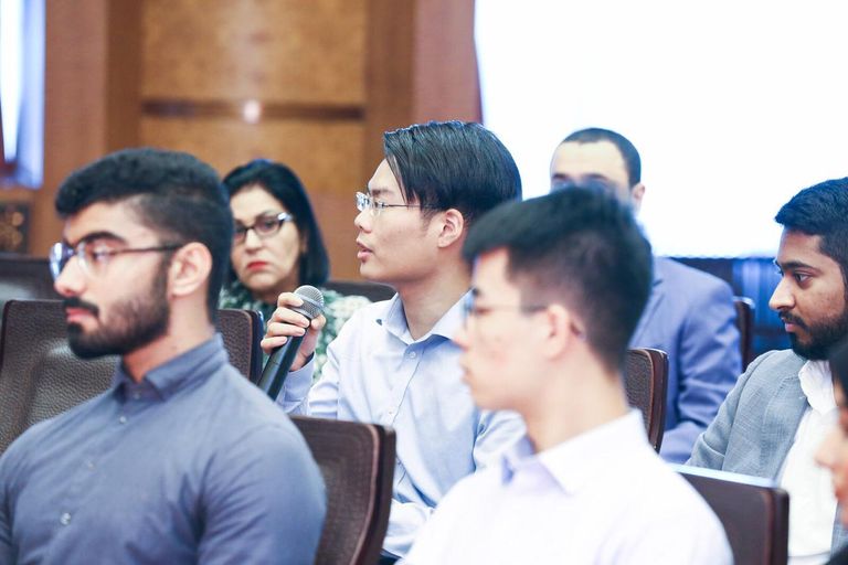 الشيخ محمد بن زايد آل نهيان خلال كلمته بالجلسة الشبابية في الصين