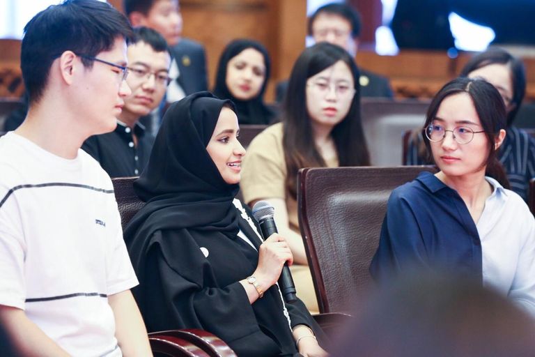 الشيخ محمد بن زايد آل نهيان خلال كلمته بالجلسة الشبابية في الصين