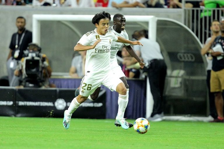 تشافي سيمونز وتاكيفوسا كوبو