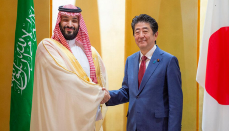ولي العهد السعودي ورئيس وزراء اليابان خلال لقاء أوساكا