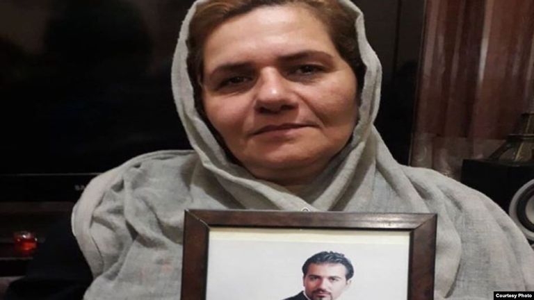 فرنجيس مظلوم تحمل صورة نجلها المعتقل سهيل عربي - أرشيفية مظلوم تحمل صورة نجلها المعتقل سهيل عربي - أرشيفية