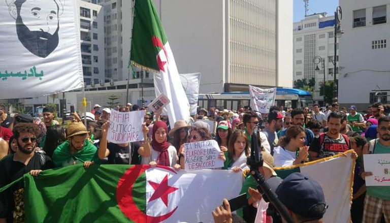جانب من مظاهرات الطلاب الجزائريين 