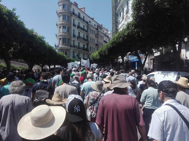 مئات الطلبة يصرون على التغيير بالجزائر رغم انقضاء السنة الجامعية