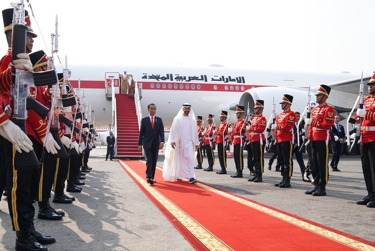 الشيخ محمد بن زايد آل نهيان يصل إلى إندونيسيا