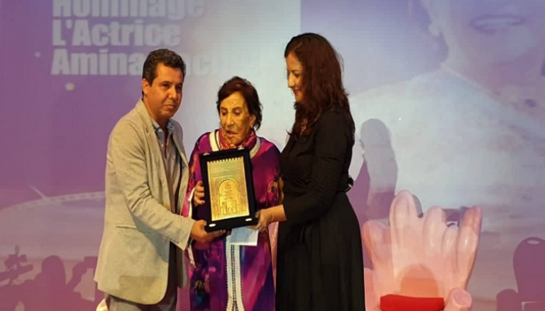 تكريم الممثلة المغربية أمينة رشيد في افتتاح مهرجان سينما الشاطئ