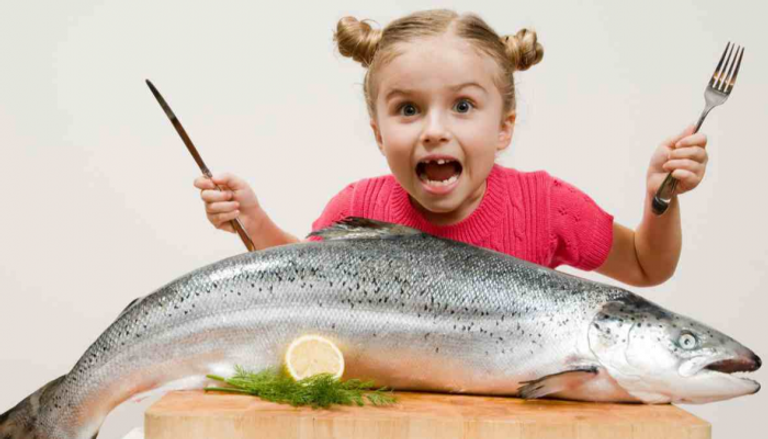 ينبغي أن يتناول الطفل الأسماك مرة أو مرتين أسبوعيا