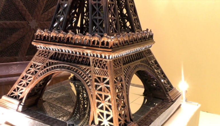 مجسم من الشوكولاتة لبرج إيفل - أرشيفية