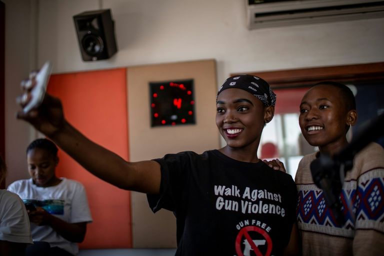 إحدى مذيعات برنامج