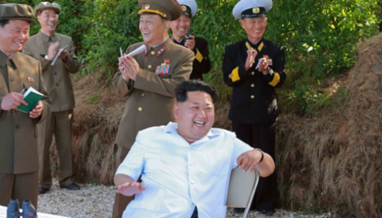 الزعيم الكوري الشمالي كيم جونج أون يراقب إطلاق صاروخ جديد - أرشيفية