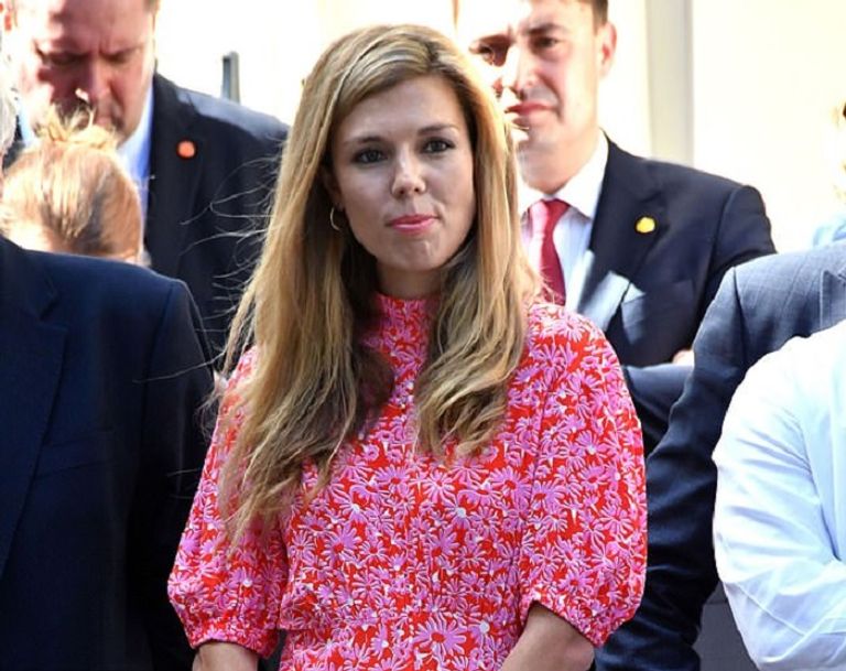 كاري سيموندس صديقة رئيس الوزراء البريطاني