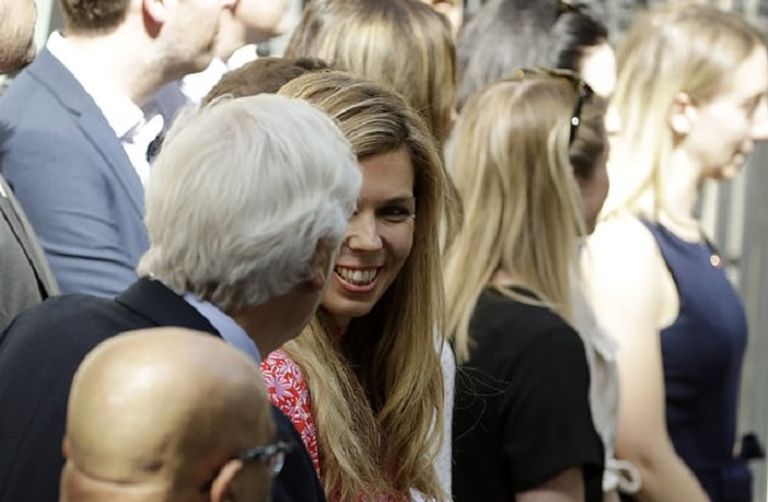 كاري سيموندس صديقة رئيس الوزراء البريطاني