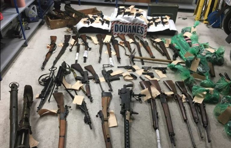 تم العثور على أمشاط ذخيرة قديمة ومسدسات تبدو جديدة