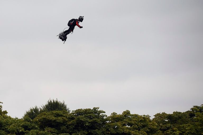 اللوح الطائر يعمل بالكيروسين المخزن في حقيبة ظهر