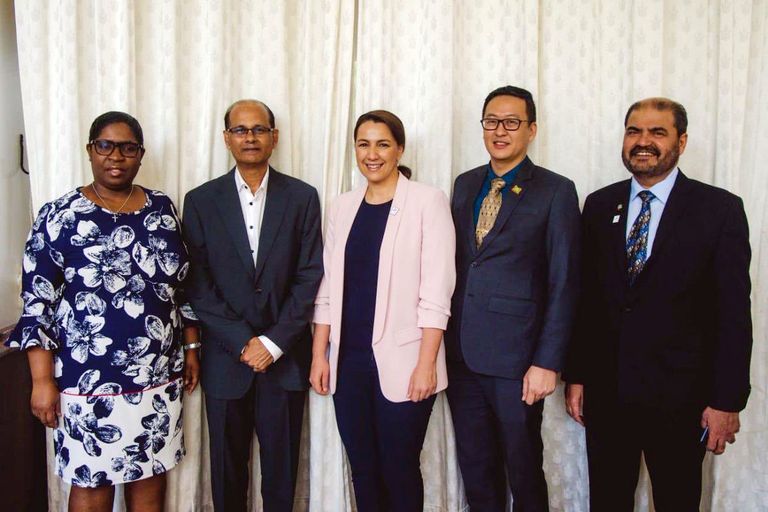 مريم بنت محمد سعيد حارب المهيري خلال مباحثاتها مع مسؤولي سورينام