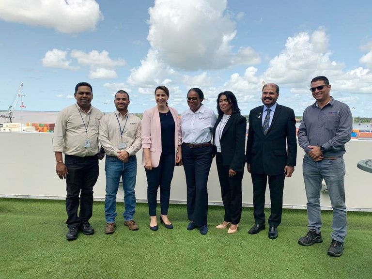 مريم بنت محمد سعيد حارب المهيري خلال مباحثاتها مع مسؤولي سورينام