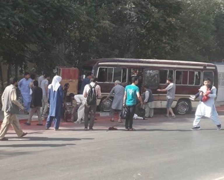 صورة متداولة لتفجير كابول أفراد الأمن الأفغان وطواقمهم يحملون رجلا مصابا إلى مستشفى إثر هجوم انتحاري بالمتفجرات