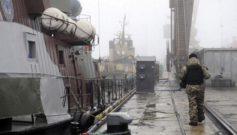 جندي أوكراني تابع للقوات البحرية في ميناء بحر آزوف