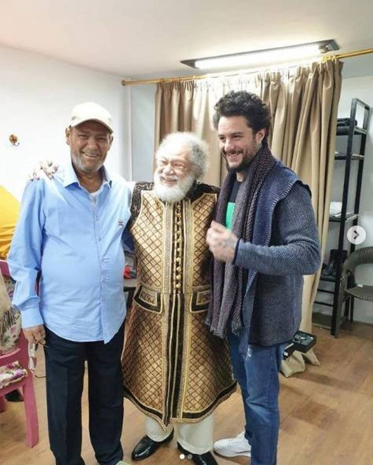 الفنان يحيى الفخراني يتوسط فاروق الفيشاوي وابنه أحمد الفيشاوي فاروق الفيشاوي