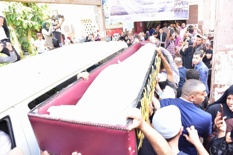 جثمان الفنان فاروق الفيشاوي قبل دخوله مسجد مصطفى محمود بالقاهرة