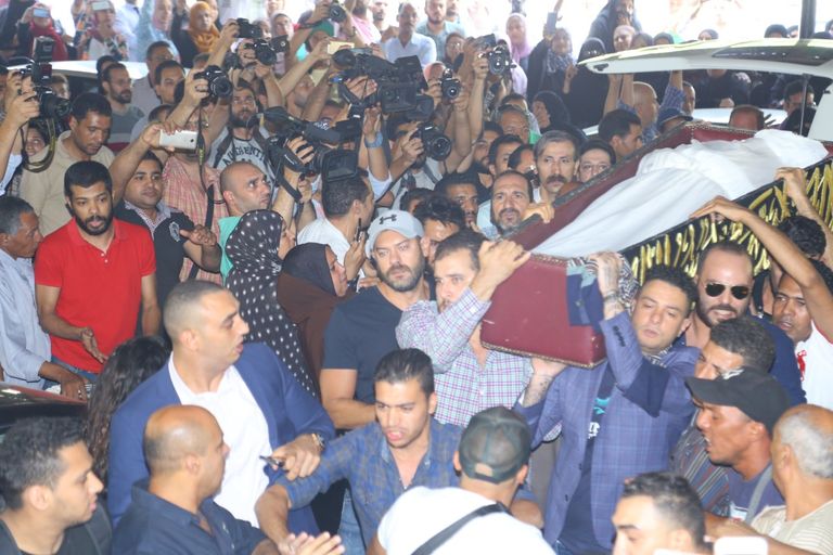 جثمان الفنان فاروق الفيشاوي قبل دخوله مسجد مصطفى محمود بالقاهرة