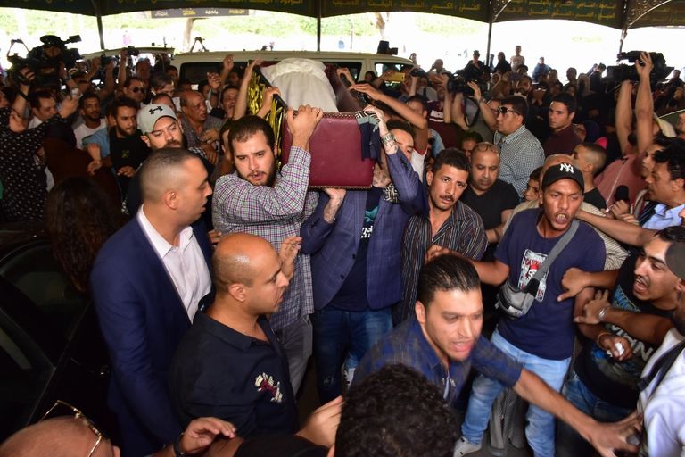 جثمان الفنان فاروق الفيشاوي قبل دخوله مسجد مصطفى محمود بالقاهرة