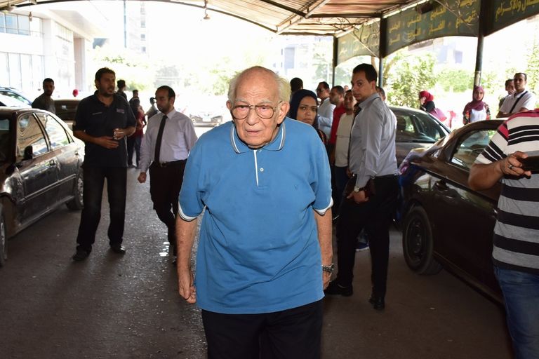 جثمان الفنان فاروق الفيشاوي قبل دخوله مسجد مصطفى محمود بالقاهرة