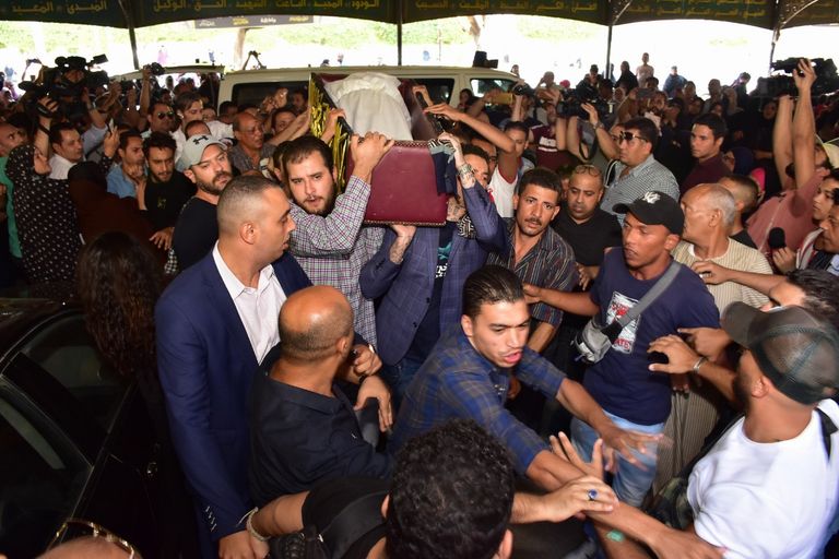 جثمان الفنان فاروق الفيشاوي قبل دخوله مسجد مصطفى محمود بالقاهرة