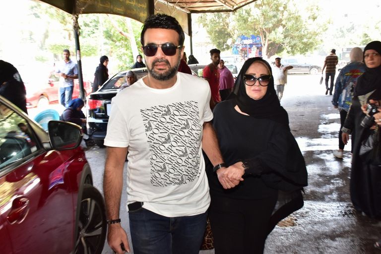 جثمان الفنان فاروق الفيشاوي قبل دخوله مسجد مصطفى محمود بالقاهرة