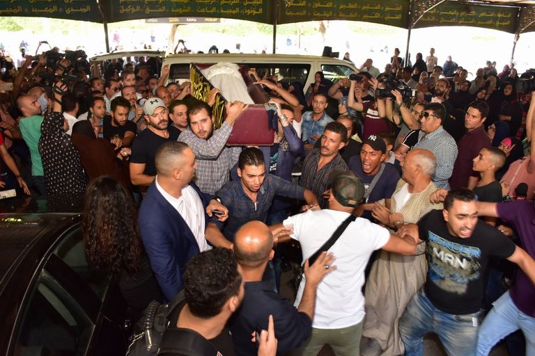 جثمان الفنان فاروق الفيشاوي قبل دخوله مسجد مصطفى محمود بالقاهرة