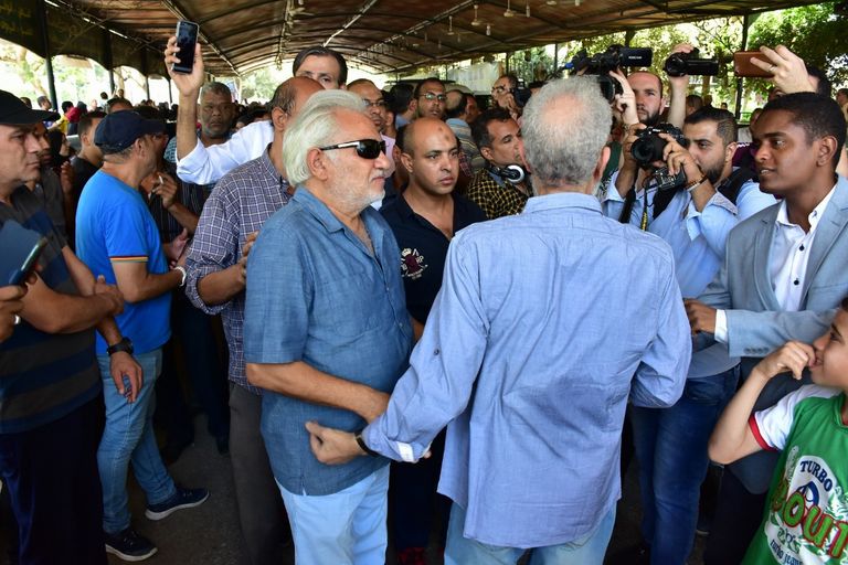 جثمان الفنان فاروق الفيشاوي قبل دخوله مسجد مصطفى محمود بالقاهرة