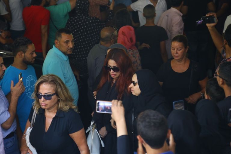 جثمان الفنان فاروق الفيشاوي قبل دخوله مسجد مصطفى محمود بالقاهرة