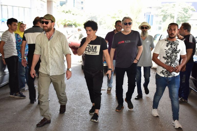 جثمان الفنان فاروق الفيشاوي قبل دخوله مسجد مصطفى محمود بالقاهرة