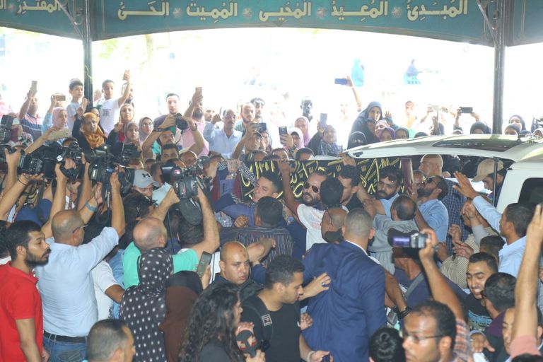 جثمان الفنان فاروق الفيشاوي قبل دخوله مسجد مصطفى محمود بالقاهرة