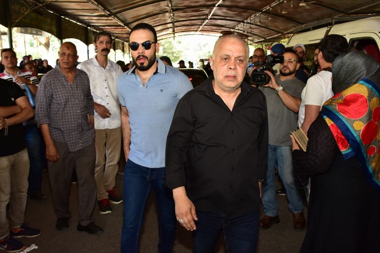 جثمان الفنان فاروق الفيشاوي قبل دخوله مسجد مصطفى محمود بالقاهرة