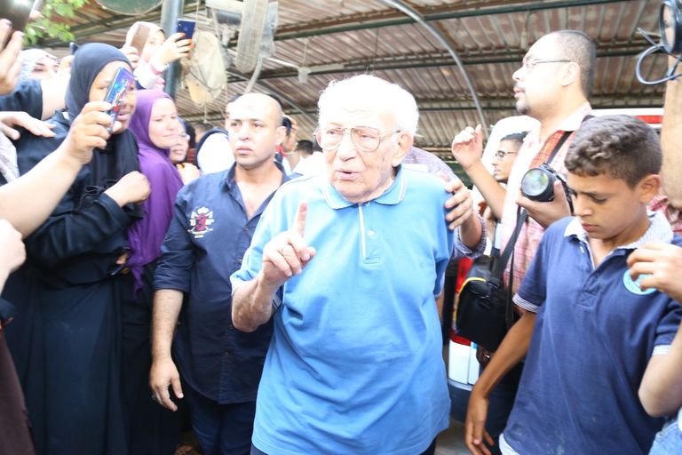 جثمان الفنان فاروق الفيشاوي قبل دخوله مسجد مصطفى محمود بالقاهرة