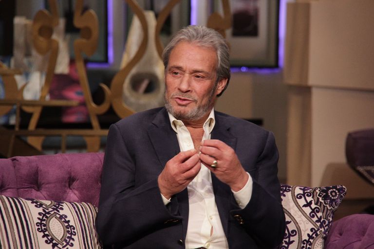 جثمان الفنان فاروق الفيشاوي قبل دخوله مسجد مصطفى محمود بالقاهرة