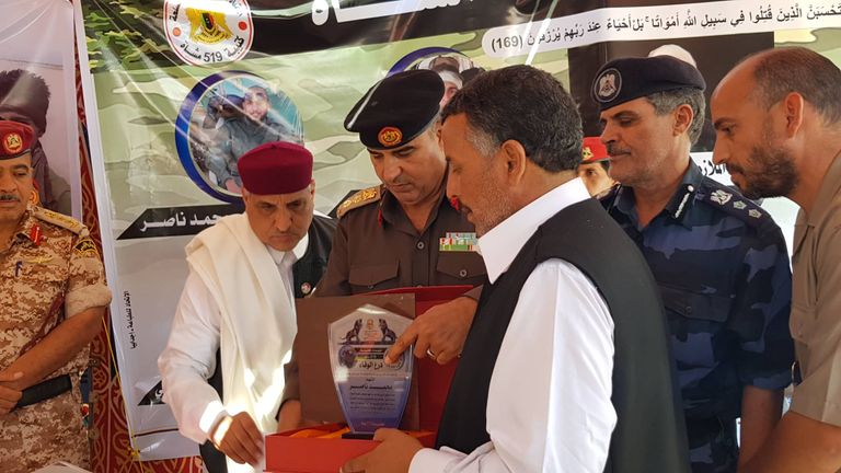 بلعيد الشيخي مستشار الجيش الليبي يكرم أسر الشهداء