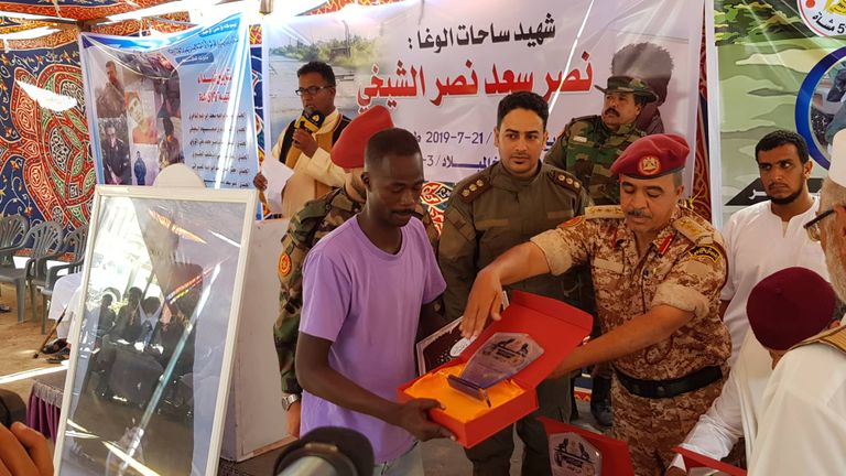 بلعيد الشيخي مستشار الجيش الليبي يكرم أسر الشهداء