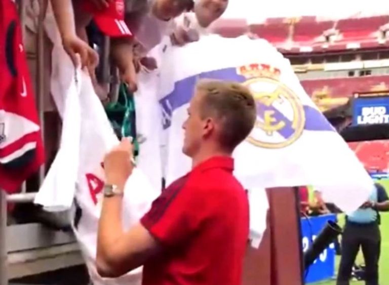 هولدنج يتحقق من القميص قبل رفض التوقيع روب هولدنج